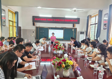 排头乡中心校:开展“向阳花”行动班主任心理健康专项培训