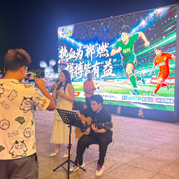 晚风伴歌声 乐动东江畔 资兴本土乐队街头展演预热旅发大会