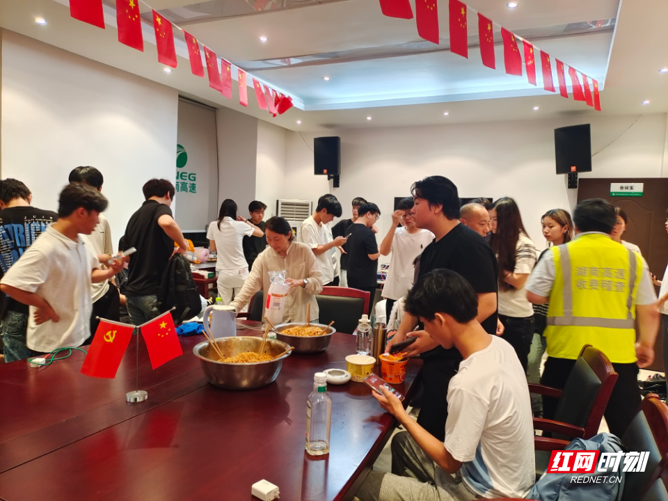 会议室吃面.jpg