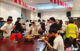 岳阳高速：“路灯”面馆再开业，40余名师生的雨夜有了“家”