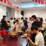 岳阳高速:“路灯”面馆再开业,40余名师生的雨夜有了“家”