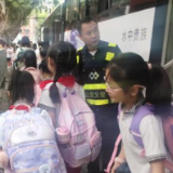 “护学公交”准时抵达：开学首日，长沙校园专线满载安心