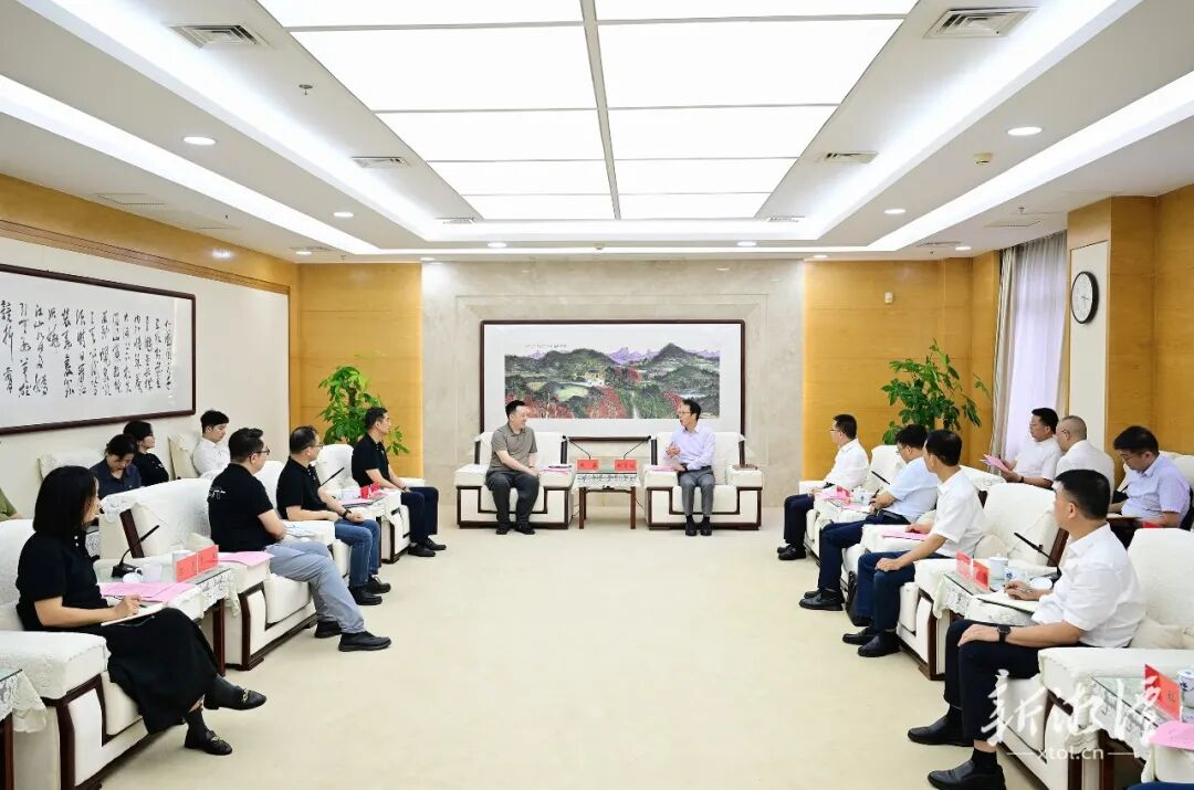 湘潭经开区新发展集团与白犀牛智达科技举行智能物流车总部基地项目签约仪式