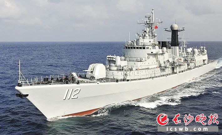 112舰（舰名：哈尔滨舰）退役后，即刻启程前往长沙，将作为国防教育基地永久停靠在湘江之畔。  　　图片来源：人民海军