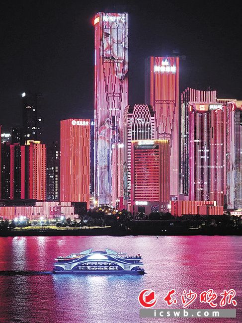 湘江夜游拓展了长沙的夜间文旅空间。长沙晚报全媒体记者 黄启晴 摄