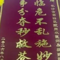 “快！有人喘不上气了！”一场在救护车上展开的紧急营救