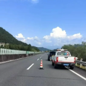 车辆故障停在高速行车道 株洲高速工作人员快速处置排险