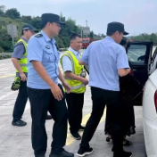 七旬老人欲“闯”高速 多部门暖心护送回家
