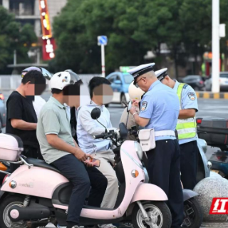 视频丨守护大学生出行平安 湘潭交警把安全课堂搬进执勤一线
