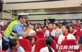 开学护航“双线发力” 泸溪公安站好护学岗讲好安全课