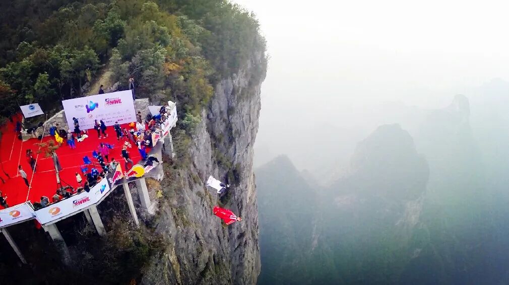 2014翼装飞行震撼航拍角度.jpg