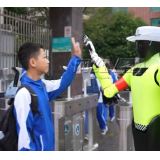 视频 | 机器人“交警”上岗 暖心劝导安全满格