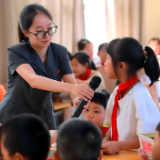 保靖法院：开学第一天，“法官老师”走进两所乡村学校