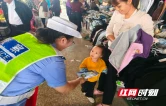 交通安全进集市 暖心守护“一老一小”