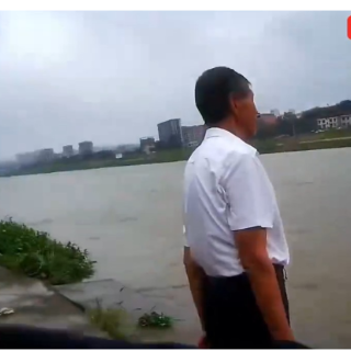 “别怕，我来救你了！”耒阳民警纵身跃入激流，救下一条命