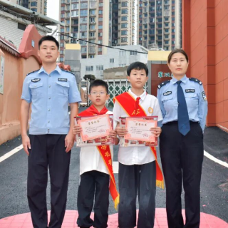 拾金不昧!警察叔叔送上特别“开学礼”