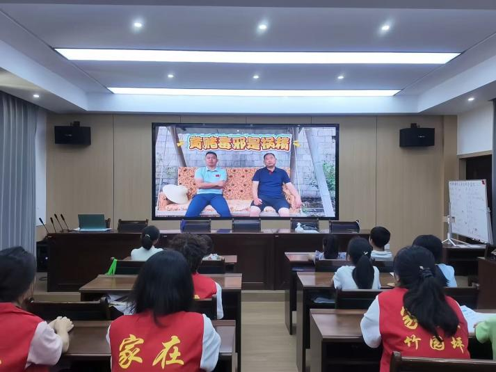 选调生驻村:“三招”打开农村暑期托管新路径