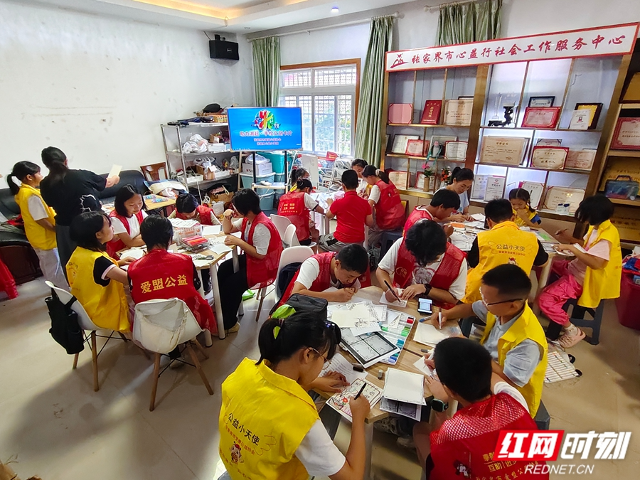 手绘传温情！湘超赛场尽显张家界城市暖意