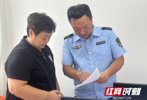 店门口即办开业“零跑腿”——鹤城市监、政务部门联合下沉上门服务惠商户