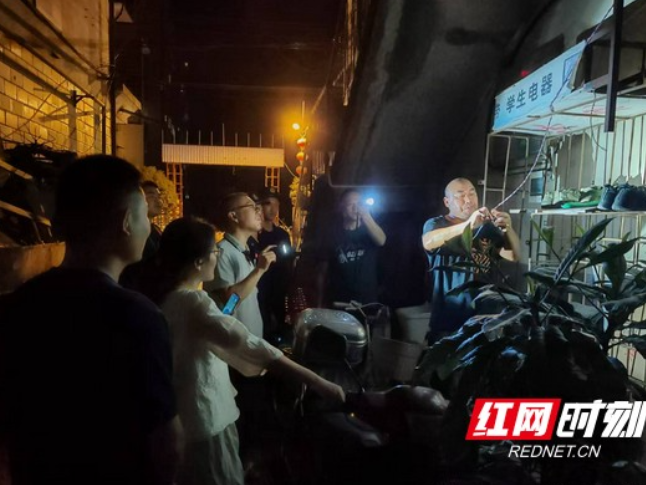 查的是隐患，守的是民生！大通湖区河坝镇开展电动车消防安全夜间专项整治