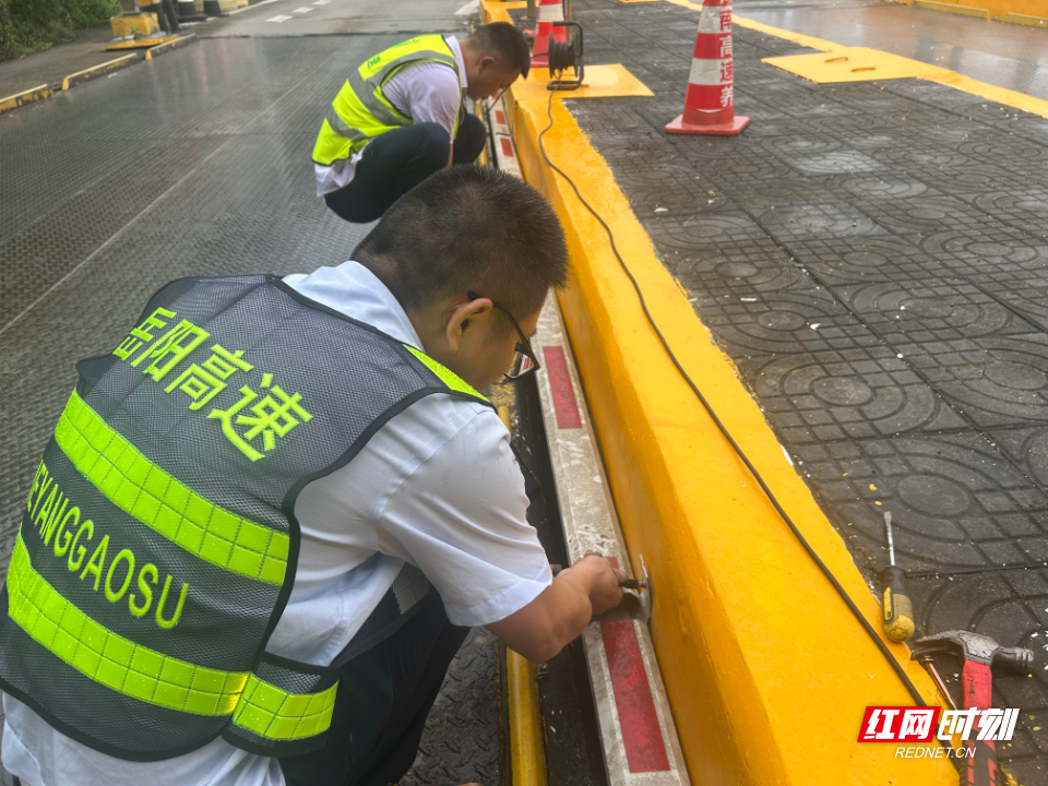 改造废旧铝栏杆填补地磅缝隙.jpg