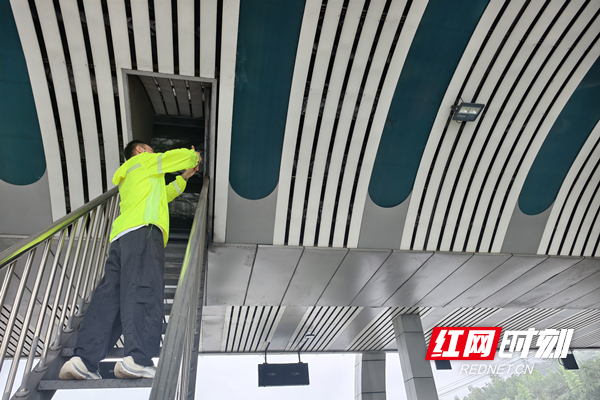 针对大风天气高空坠物风险，工作人员攀爬检修通道，细致排查收费顶棚_副本_副本.jpg