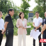 李佳谕开展君山区“企业服务年”走访