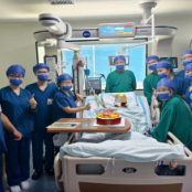 ICU里的温情 医护人员为104岁老人庆生