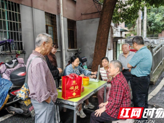 赫山区铁铺岭社区：惠民义诊进小区 贴心服务暖民心