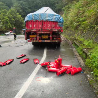 岳阳市平江县G536国道成功处置一起满载锂电池半挂车起火事件