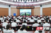 话筒有声，脚下有泥，先锋营的年轻人向深处扎根