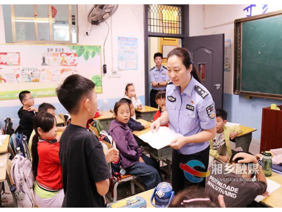 湘乡交警“开学第一课”走进湘铝学校 趣味互动学交规