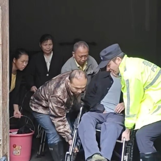 炎陵县紧急转移一名受灾瘫痪病人