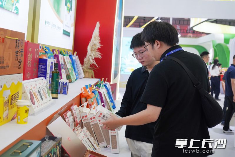 湖南馆内，湖南农业集团等本土头部企业的产品备受关注。