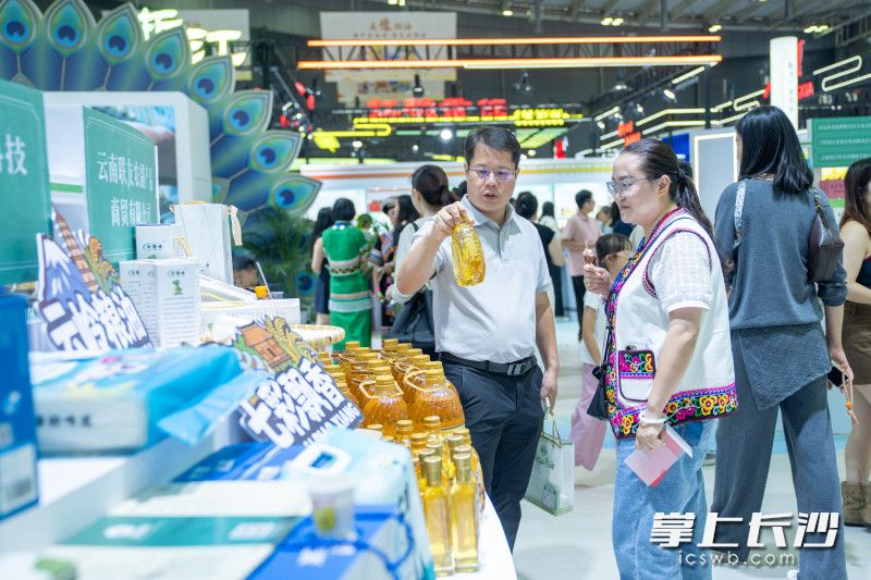 展馆人流如织，购销两旺。