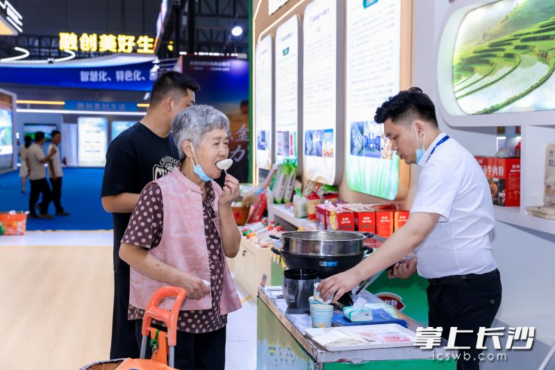 长沙馆内，消费者正在试吃。