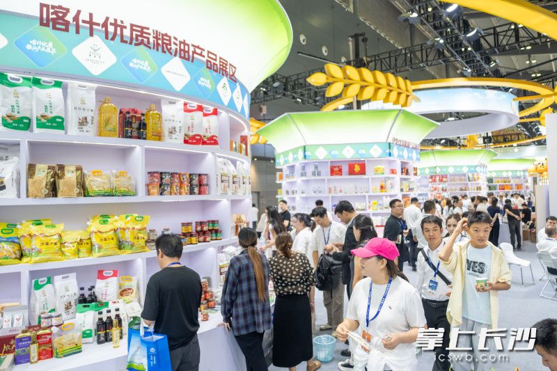 展馆人流如织，购销两旺。