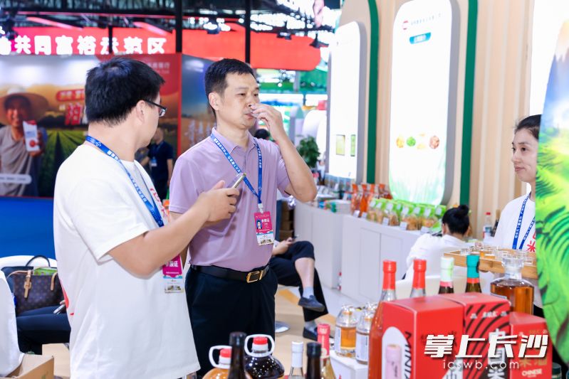 参展嘉宾在长沙馆品尝特色产品。