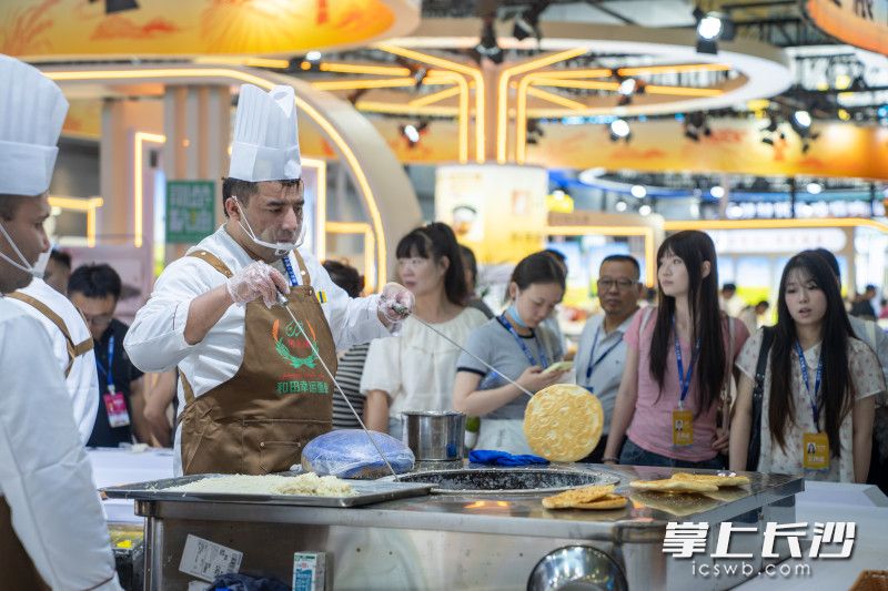 试吃区人气爆棚，排起长队。