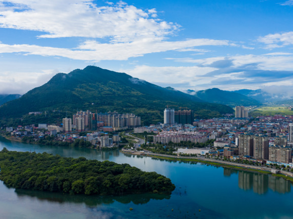 双牌：万巍走访慰问高考优秀学子代表