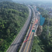 已实施交通管制!京港澳高速湖南岳阳部分路段启动半幅封闭,现场直击分流保畅