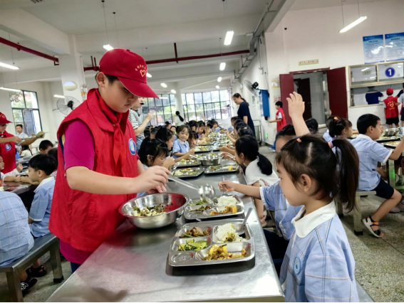 从“舌间”到“心间” 雨湖区暖心举措护航校园餐