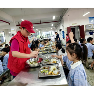 从“舌间”到“心间” 雨湖区暖心举措护航校园餐
