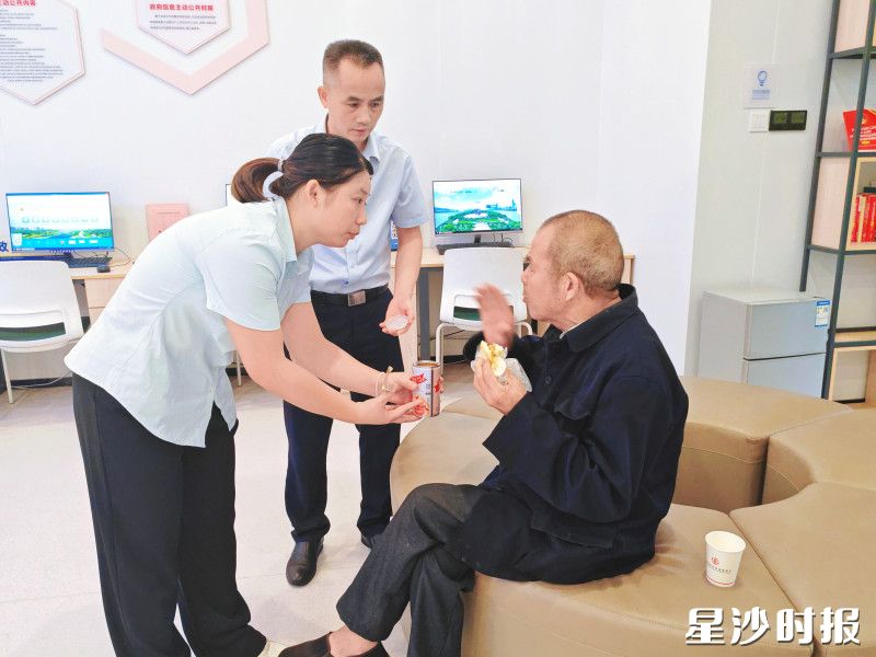 工作人员将自己的早餐拿给老人，看着老人慢慢吃下。均为县大数据中心供图
