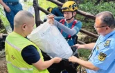悬崖下践初心—武陵源区蓝天救援队开展黄石寨垃圾清捡