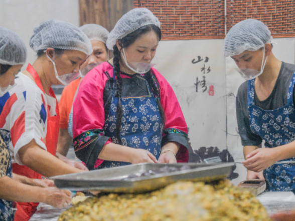 湖南宁远：手工柴火月饼飘香迎中秋（组图）