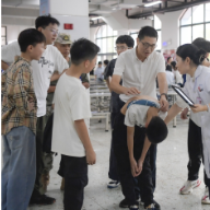 衡阳市妇幼保健院专家团队深入市六中开展“五健”行动骨骼健康专项筛查