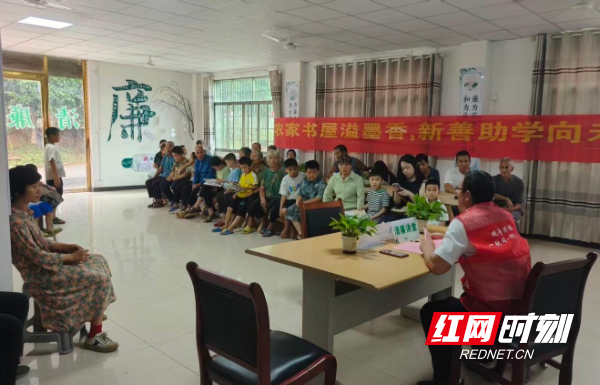 观音滩镇新龙湾村廉洁书屋开展廉政清风议事会.png