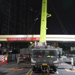 通宵吊装抢节点 香雪西路人行天桥架起民生安全桥