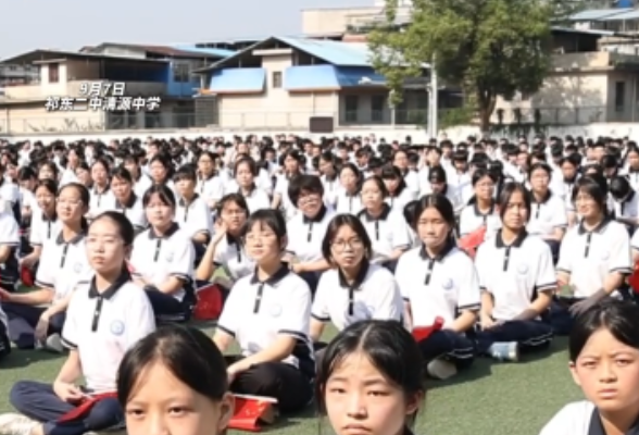 清源中学升旗仪式现场，曾执行天安门广场升降旗任务3000余场的祁东退役军人何家绅走进清源中学，以升旗仪式厚植少年家国情怀。